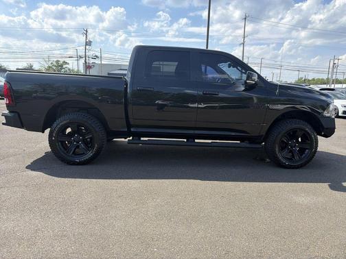 Brilliant Black Crystal Pearlcoat 2017 RAM 1500 Night Crew Cab 4x4 5'7' Box