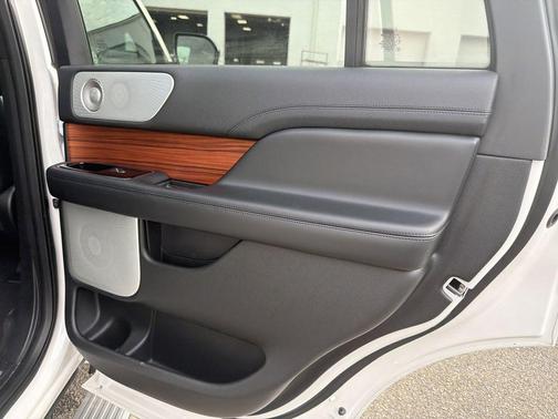 WHITE PLATINUM TRI-COAT MET 2019 Lincoln Navigator Reserve