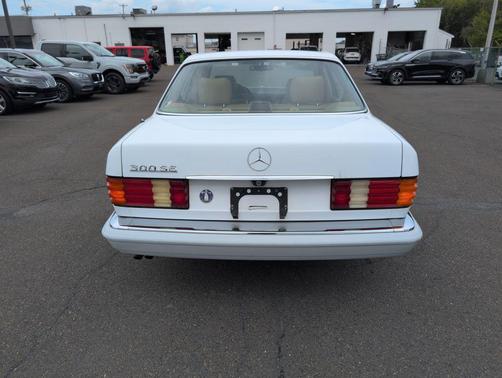 1990 Mercedes-Benz E-Class 300 SE