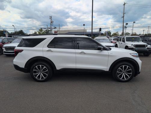 2022 Ford Explorer ST-Line