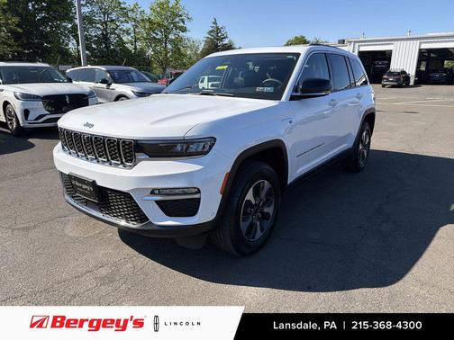 Diamond Black Crystal Pearlcoat 2017 Jeep Grand Cherokee Overland