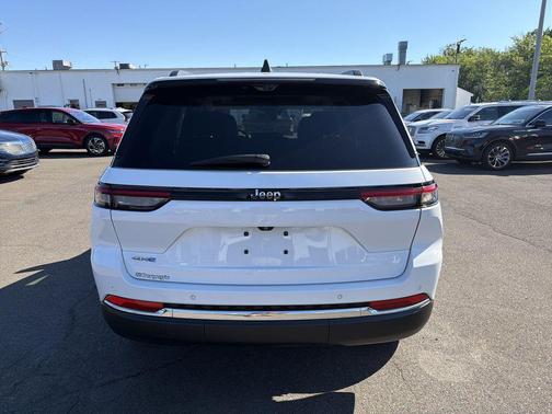 Diamond Black Crystal Pearlcoat 2017 Jeep Grand Cherokee Overland