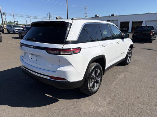 Diamond Black Crystal Pearlcoat 2017 Jeep Grand Cherokee Overland