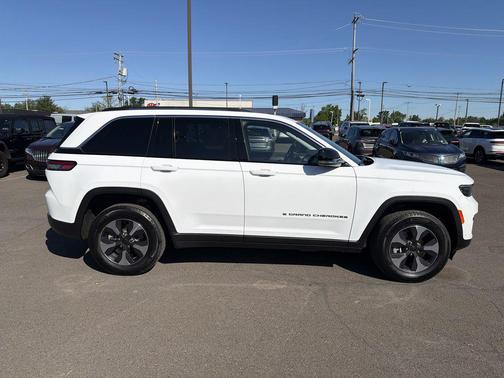 Diamond Black Crystal Pearlcoat 2017 Jeep Grand Cherokee Overland