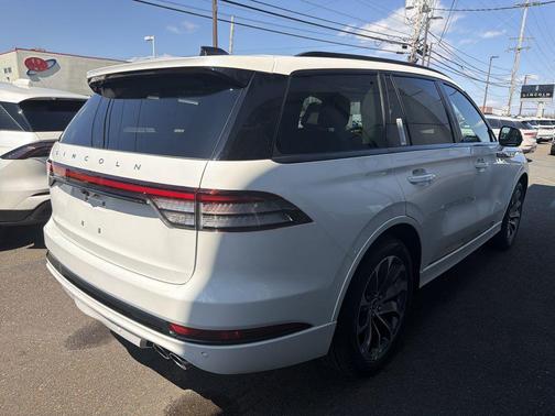 Pristine White Metallic Tri-Coat 2026 Lincoln Aviator Premiere