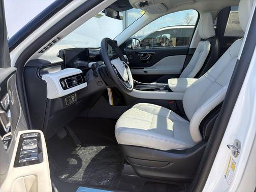 Pristine White Metallic Tri-Coat 2026 Lincoln Aviator Premiere