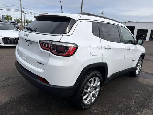 Bright White Clearcoat 2023 Jeep Compass Latitude Lux