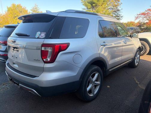 Ingot Silver Metallic 2017 Ford Explorer XLT