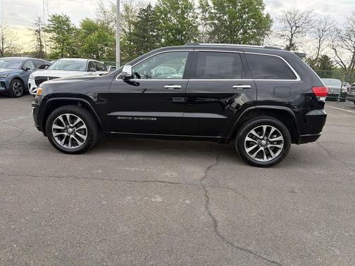 Diamond Black Crystal Pearlcoat 2017 Jeep Grand Cherokee Overland