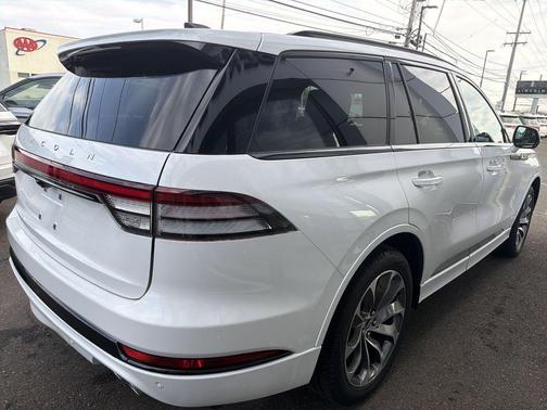 PRISTINE WHITE MET 3C 2026 Lincoln Aviator Premiere