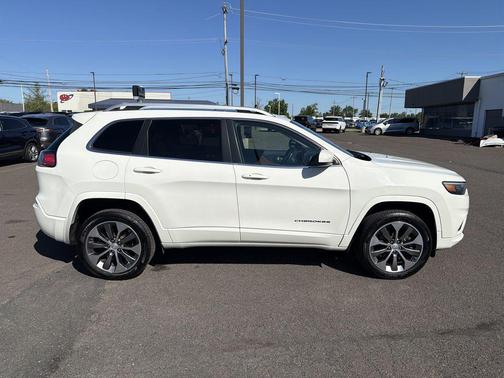 Pearl White Pearlcoat 2019 Jeep Cherokee Overland