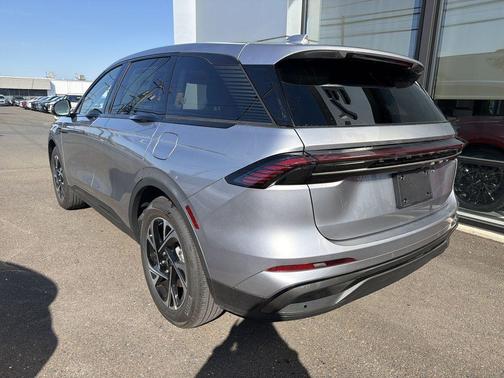 SILVER RADIANCE MET CC 2026 Lincoln Nautilus Premiere