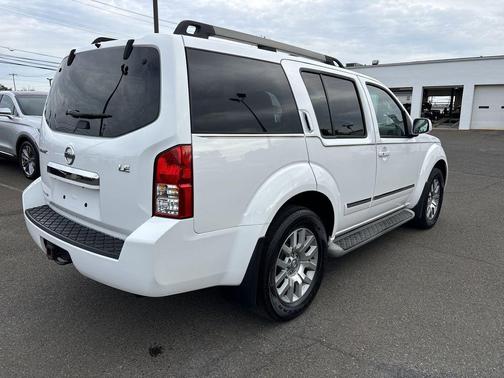 2012 Nissan Pathfinder LE