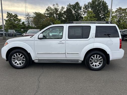 2012 Nissan Pathfinder LE