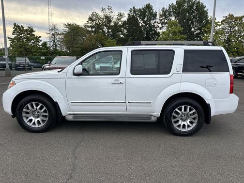 2012 Nissan Pathfinder LE