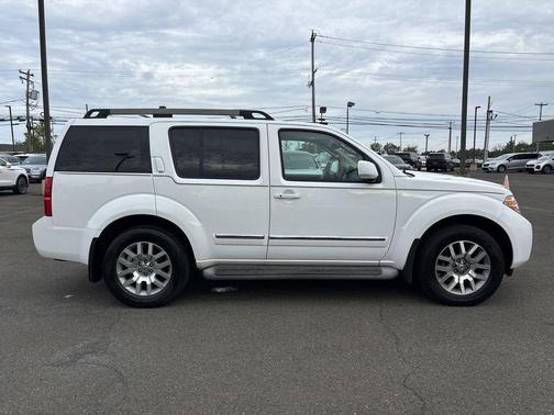 2012 Nissan Pathfinder LE