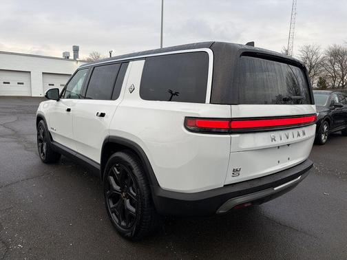 2024 Rivian R1S Adventure