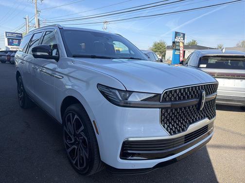 CRYSTAL WHITE METALLIC CC 2026 Lincoln Navigator Reserve