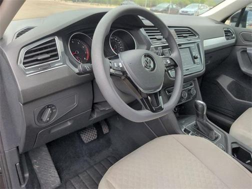 Photo 2 of 32 of 2021 Volkswagen Tiguan 2.0T S