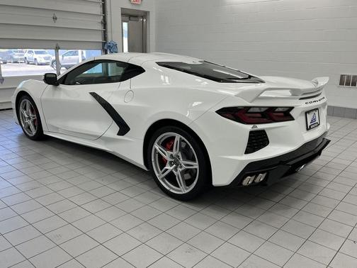 Arctic White 2024 Chevrolet Corvette Stingray w/2LT