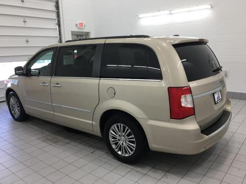 Photo 3 of 24 of 2014 Chrysler Town & Country Touring-L