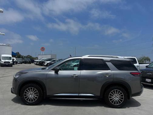 2022 Nissan Pathfinder Platinum