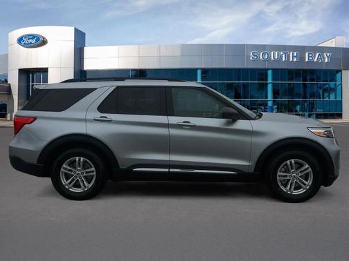Iconic Silver Metallic 2023 Ford Explorer XLT