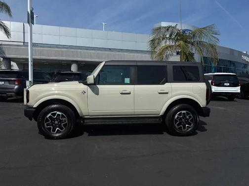 Desert Sand 2025 Ford Bronco Outer Banks
