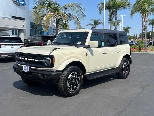 Desert Sand 2025 Ford Bronco Outer Banks