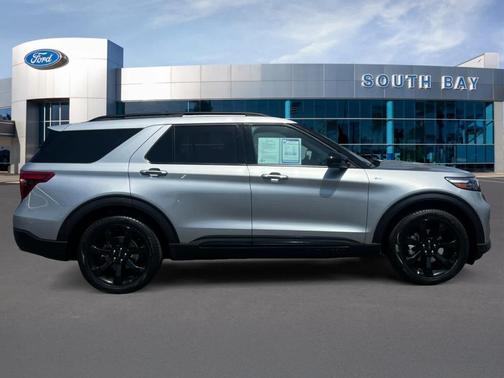 Iconic Silver Metallic 2023 Ford Explorer ST-Line
