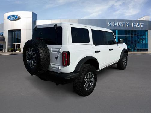 Oxford White 2025 Ford Bronco Badlands