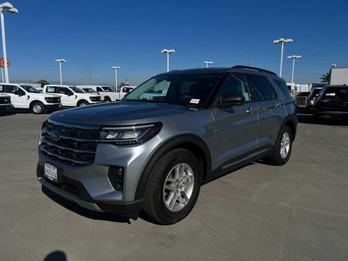 Iconic Silver Metallic 2025 Ford Explorer Active