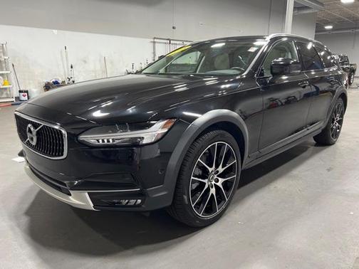 Photo 2 of 33 of 2018 Volvo V90 Cross Country T6