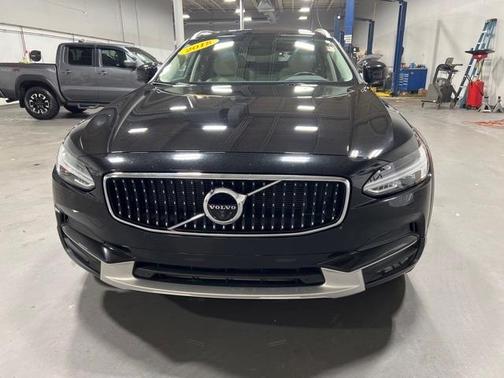 Photo 5 of 33 of 2018 Volvo V90 Cross Country T6