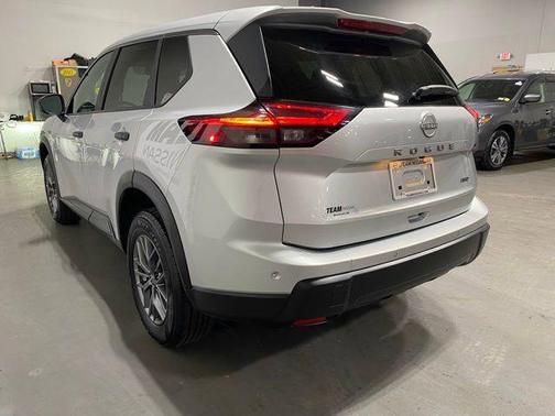 Brilliant Silver Metallic 2024 Nissan Rogue S