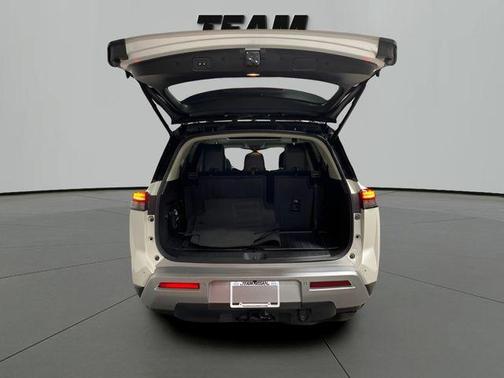 White 2024 Nissan Pathfinder Platinum