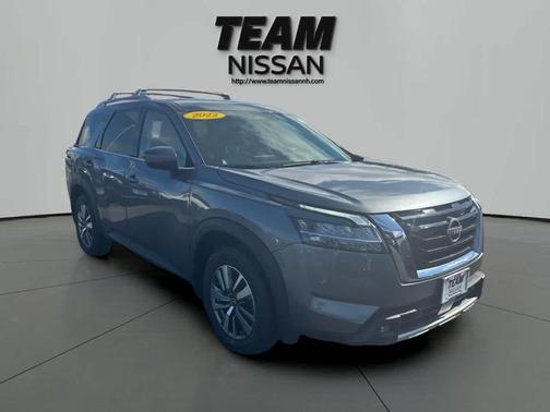 2022 Nissan Pathfinder SL