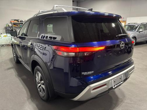 2022 Nissan Pathfinder SL