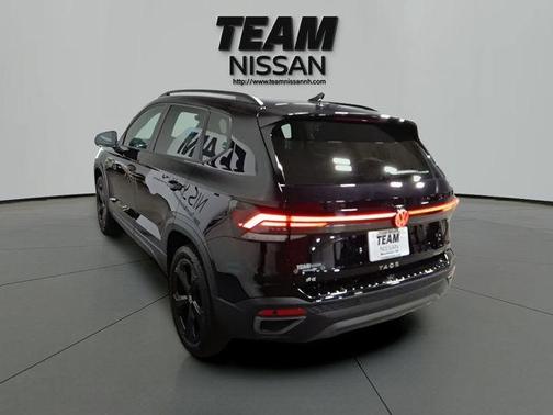 Deep Black Pearl Effect 2025 Volkswagen Taos 1.5T SE Black