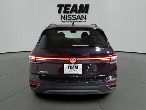 Deep Black Pearl Effect 2025 Volkswagen Taos 1.5T SE Black