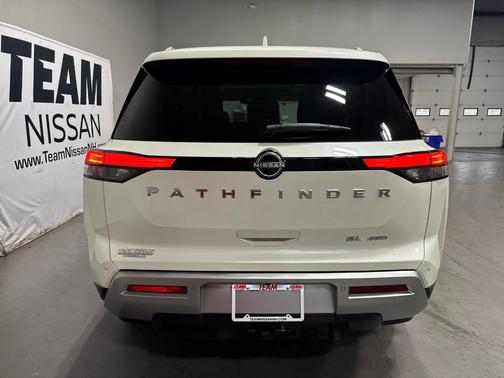 2023 Nissan Pathfinder SL