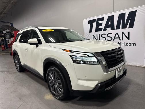 2023 Nissan Pathfinder SL