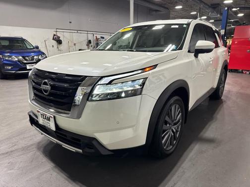2023 Nissan Pathfinder SL