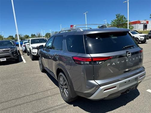 2025 Nissan Pathfinder SL
