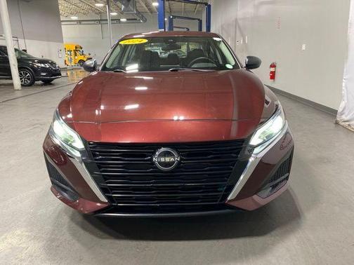 Garnet Pearl Me 2024 Nissan Altima 2.5 SV
