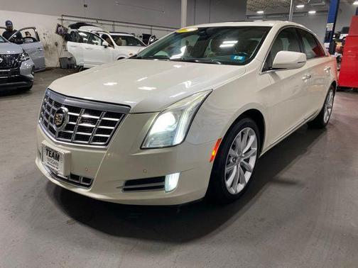 White Diamond Clearcoat 2014 Cadillac XTS Luxury