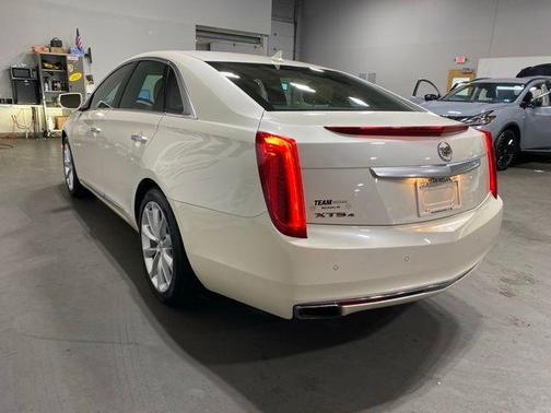 White Diamond Clearcoat 2014 Cadillac XTS Luxury