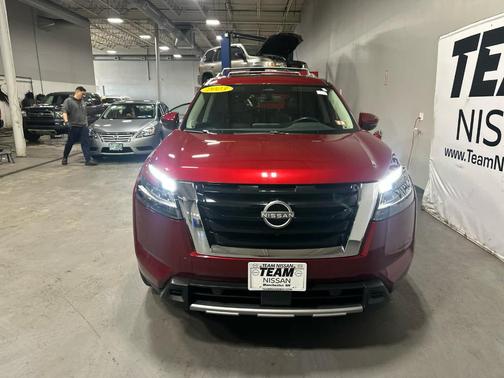 2023 Nissan Pathfinder SL