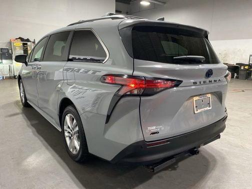 2022 Toyota Sienna XLE Woodland Edition