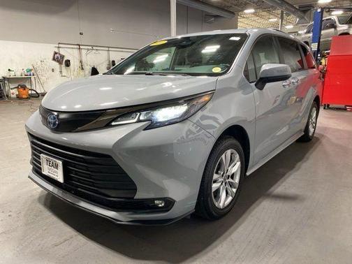 2022 Toyota Sienna XLE Woodland Edition